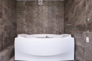 Un guide pratique pour l'installation d'une baignoire balnéo, offrant des conseils sur la plomberie et l'électricité.