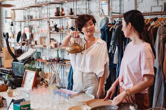 Une sélection de locaux commerciaux en vente, incluant des options avec des vitrines, des espaces de stockage et des accès faciles pour les clients.